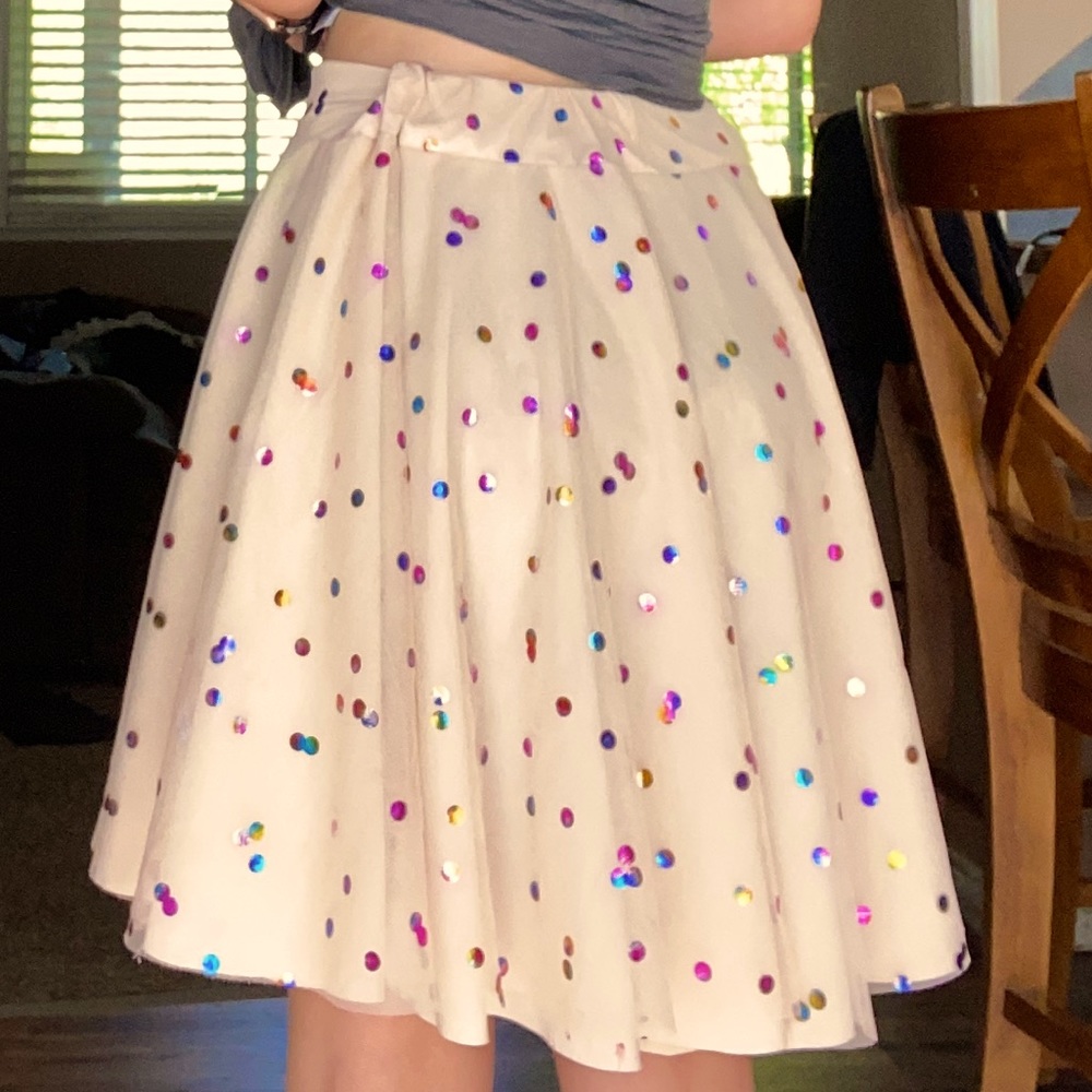 Cute fun skirt perfect for the summer goes to about mid thigh very flowy